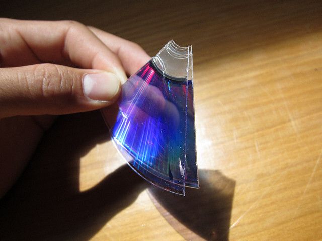 Split the DVD-R into layers and cut a small rectangle from the clear layer (Bild: PLOTS/CC BY 2.0)