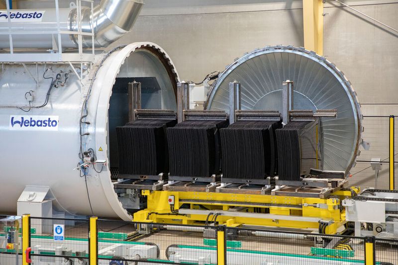 Webasto hat die neue Produktionslinie für Hightech-Glas in seinem Werk in Grevenmacher, Luxemburg, offiziell in Betrieb genommen.(Bild:  Webasto)