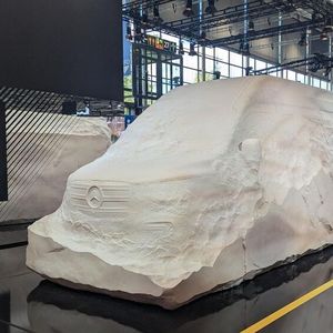 Mercedes gab mit der Installation "Boulder" einen Ausblick auf die nächste Generation gewerblicher Vans ...(Bild:  Simon – VCG)