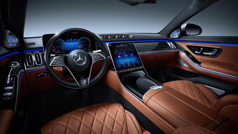 In der neuen S-Klasse geht die zweite Generation des Infotainmentsystems „MBUX“ (Mercedes-Benz User Experience) an den Start. Bis zu fünf Bildschirme, zum Teil mit OLED-Technologie, sind an Bord. (Bild: Daimler)