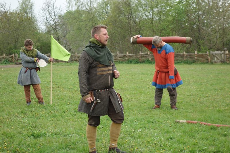 Let the games begin (IT-BUSINESS)