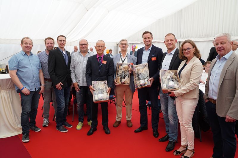 Der Händlerbeirat von ENO überreichte der Geschäftsführung Geschenke zum Jubiläum. (Eno telecom)