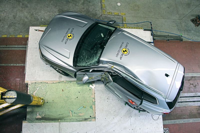 ...nach einem seitlichen Aufprall mit 32 km/h ist die Fahrzeugseite, wie hier beim VW Touareg, stark deformiert. (Euro NCAP)