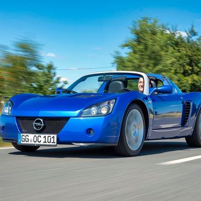 Der Opel Speedster: 900 Kilo nackter Fahrspaß ohne Servolenkung, ohne ESP, ohne Kompromisse. (Bild: Dani Heye)
