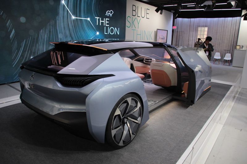 Für den bequemen Zustieg gibt es zwei riesige Schiebetüren. (Nio)