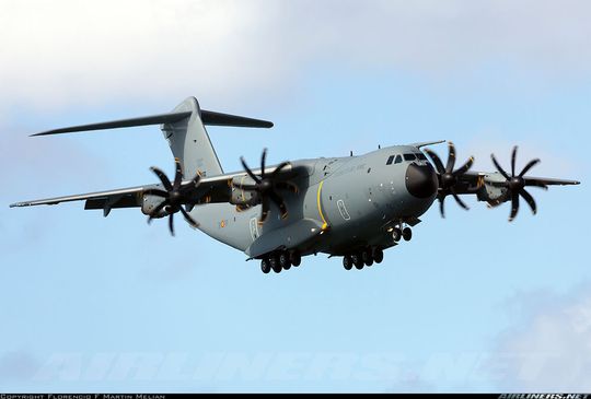 Die Bundeswehr hat zwar über 50 Transportmaschinen, doch es fehlen welche, die auch taktische Fähigkeiten mitbringen. Mit dem Airbus A400M könnte das Manko beseitigt werden, weshalb man plant, 16 Maschinen des Typs zu kaufen ...(Bild:  Airbus)