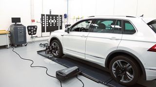 Das KTI hat die FAS-Kalibriersysteme von Autel, Bosch, Hella Gutmann, Mahle und Texa getestet und verglichen. Als Referenz diente das System von Beissbarth, das Volkswagen im Rahmen einer Kamera- und Radarkalibrierung bei einem Tiguan vorschreibt.  (Bild: Dominsky/»kfz-betrieb«)
