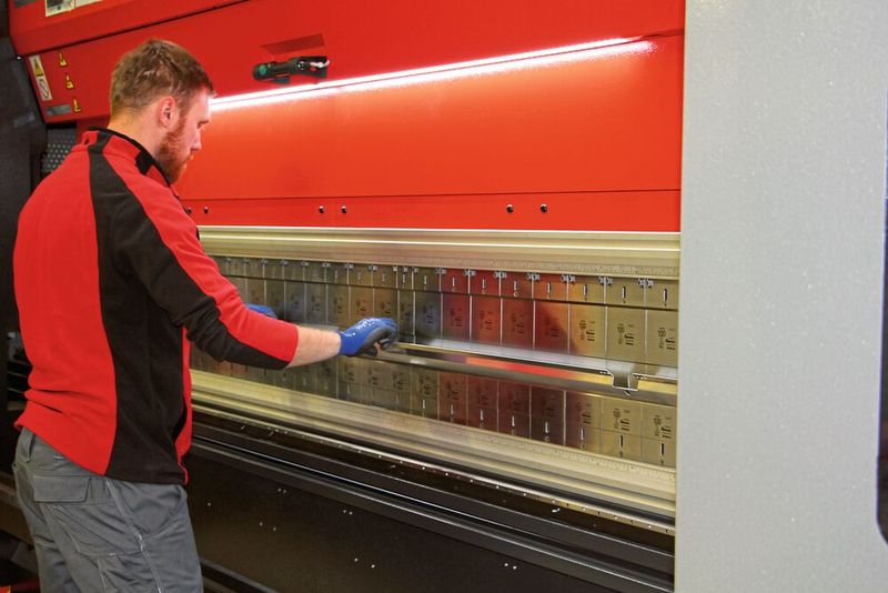 Die Amada-Abkantpresse bei SBF Spezialleuchten ergänzt zwei bestehende Maschinen. (Bild: Itasse)