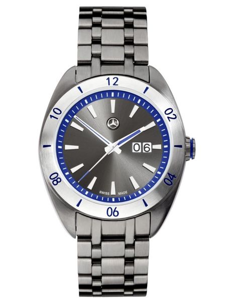 Herren-Armbanduhr CLASSY PUNK mit anthrazitfarben beschichtetem Edelstahlgehäuse. Als Kontrast ist die Lünette edelstahlfarben belassen, die Stunden sind in Blau aufgebracht. Das anthrazitfarbene Zifferblatt ist mit Sonnenschliff versehen. Ein blauer Einlagering enthält die Minuterie-Anzeige, die Zeiger sind mit blauer Leuchtmasse ausgelegt. Das Edelstahlband ist wie das Gehäuse anthrazitfarben beschichtet. Mit Großdatum, wasserdicht bis 10 ATM, Durchmesser Gehäuse 45 mm, Quarzwerk Ronda 519, Swiss made. Atikelnummer: B66952435. (Bild: Daimler)