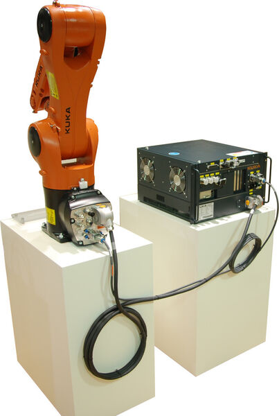 Neben einem Han-Yellock 30 zur Leistungsübertragung bleibt am Fuß des Roboters genügend Platz für einen weiteren Steckverbinder zur Übertragung von Signalen und/oder Daten. (Bild: Kuka)