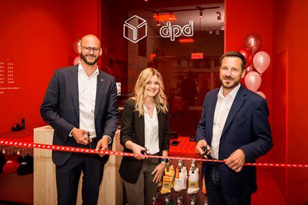 Berlin hat den ersten DPD-Store! Hier bei der Eröffnung (v.l.): Jan Kerkhoff, Cluster Operations Manager, Justine-Claudia Schäfer, Junior Coordinator Project Management & Business Development, und Eric Malitzke, Geschäftsführer DPD Deutschland. Berlin hat den ersten DPD-Store! Hier bei der Eröffnung (v.l.): Jan Kerkhoff, Cluster Operations Manager, Justine-Claudia Schäfer, Junior Coordinator Project Management & Business Development, und Eric Malitzke, Geschäftsführer DPD Deutschland.