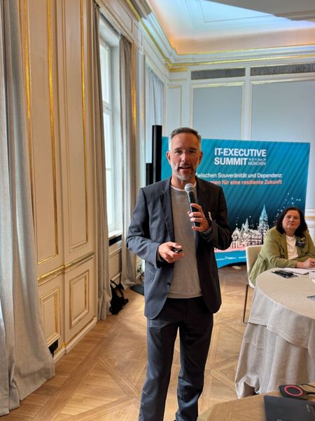 Andreas Baresel, Vorstand der Datagroup, hielt einen Impulsvortrag zur Orchestrierung des Spannungsfeldes Abhängigkeiten und Souveränität. (Bild: Vogel IT-Medien)