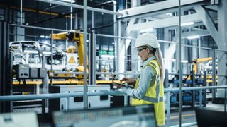 Daten als Grundlage: Durchgehende Maschinenkonnektivität ermöglicht Echtzeit-Analysen, steigert OEE und schafft Transparenz über Leistung, Verfügbarkeit und Qualität. (Bild: © Gorodenkoff - stock.adobe.com)