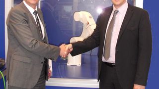 Joachim Melis, Geschäftsführer Adept Technology und Holger Schürmann, Leiter Business Development für Handling und Montagetechnik bei Siemens Motion Control Systems vor der neuen Adept ePLC Produktreihe. (Adept)