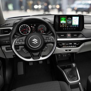 Das Cockpit des neuen Swift kombiniert schwarze und graue Kunststoffe. Der zentrale Touchscreen bietet eine neun Zoll große Bildschirmfläche.(Bild:  Suzuki)