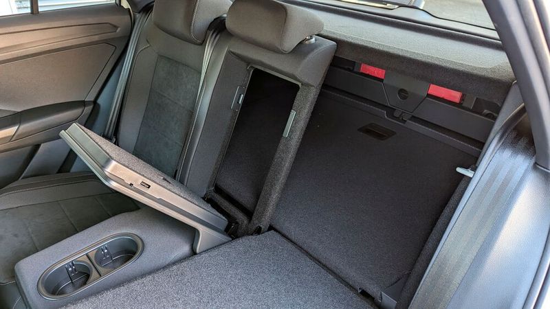 Dafür punktet der T-Roc mit einer asymmetrisch geteilten Rücksitzlehne inklusive einer großen Luke für langes Ladegut. (Bild: Rosenow – VCG)