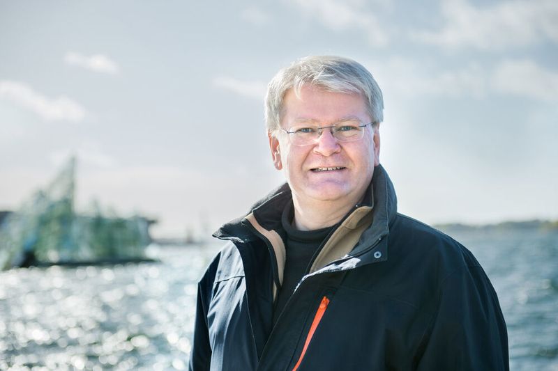 Kategorie „Herausragende Erfindung“: Windparks oder Förderanlagen für Öl und Gas werden mithilfe von sogenannten Jack-up-Plattformen, Hubinseln, im offenen Meer installiert. Um die Beine dieser künstlichen Inseln am Meeresboden zu verankern, hat Vemund Kaarstad von Process Industries & Drives aus Oslo eine automatische Steuerung samt Regelungsstrategie erfunden, die verhindert, dass die Beine beim Absenken und Anheben der Konstruktionen beschädigt werden oder gar abbrechen. (Siemens)