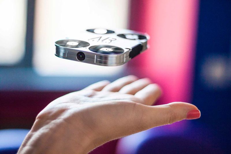 Selfie-Sticks ist out, die Zukunft des Selbstporträts gehört AirSelfie. Dabei handelt es sich um eine fliegende Kamera im Hosentaschenformat, die Weitwinkelfoto- und Videoaufnahmen in HD ermöglicht – und zwar aus der Vogelperspektive. AirSelfie lässt sich in ein spezielles Smartphone-Cover mit Ladegerät integrieren und per App mit dem Smartphone verbinden und steuern. Noch kann das Gerät nur vorbestellt werden. Der Preis liegt bei 259 Euro. (Bild: AirSelfie)