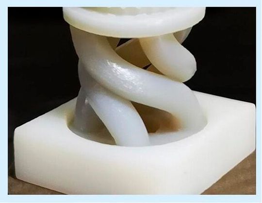 Hier blickt man auf das Ergebnis einer Forschung zum Thema Metamaterialien und mechansiche Energiespeicherung. Entwickelt hat es ein internationales Team, an dem auch das IAM des KIT aus Karlsruhe maßgeblich beteiligt war. In diesem Beitrag erklären die Experten, was das soll ...(Bild:  IAM des KIT / A. Sefrin)