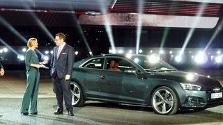 Weltpremiere des Audi A5 Coupé in Ingolstadt: Am 2. Juni präsentierte der Automobilhersteller sein neues Coupé in einer großen Show, moderiert von der österreichischen Fernsehmoderatorin Mirjam Weichselbraun. Im Bild links Stefan Knirsch, Vorstand für Technische Entwicklung, und Dietmar Voggenreiter, Vorstand für Vertrieb und Marketing. (Wolfgang Pester)
