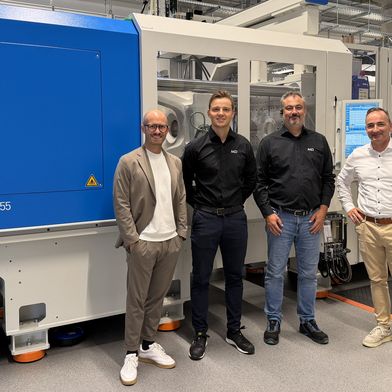 Die gemeinsam entwickelte PXL 201-100/55 Silco-Set ermöglicht die flexible Verarbeitung von Thermoplasten und Flüssigsilikon (LSR) auf einer Plattform. Vertreter von MD Elektronik und Krauss Maffei vor der PXL-Technikumslösung (v. l. n. r. Florian Pell, Christian Heilmann, Peter Krause, Christian Rössler). (Bild: Krauss Maffei)