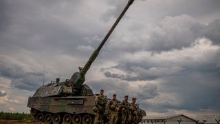 KNDS ist als deutsch-französischer Panzerhersteller weltweit bekannt. Aus seinen Fertigungshallen rollen die Panzerhaubitze 2000 (im Bild, mit langem Rohr) und der noch bekanntere Kampfpanzer Leopard 2. KNDS will nun in Deutschland kräftig investieren ... (Bild: KNDS)