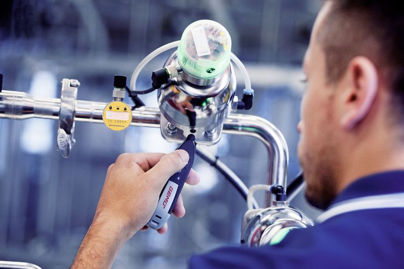 The valve can be identified easily in the plant and all the relevant information can be imported with the compact RFID reader, the Conexo Pen. (Gemü)
