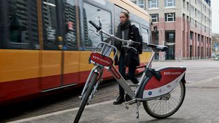 Würde das intermodale Mobiltätsangebot in Karlsruhe weiter ausgebaut, könnte der Autoverkehr weiter zurückgehen. (Bild: © www.kit.edu)