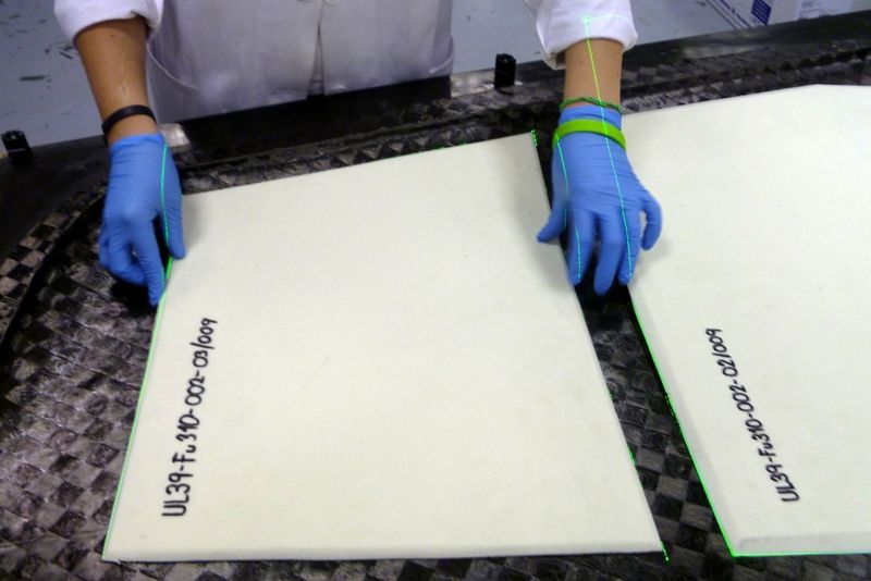 Platzieren von Bauteilen auf einer Carbonfaser-Grundlage mit Laserlinien eines Composite-Pro-Projektors bei einem Hersteller von Komponenten für die Luftfahrtindustrie. (Bild: LAP Laser)