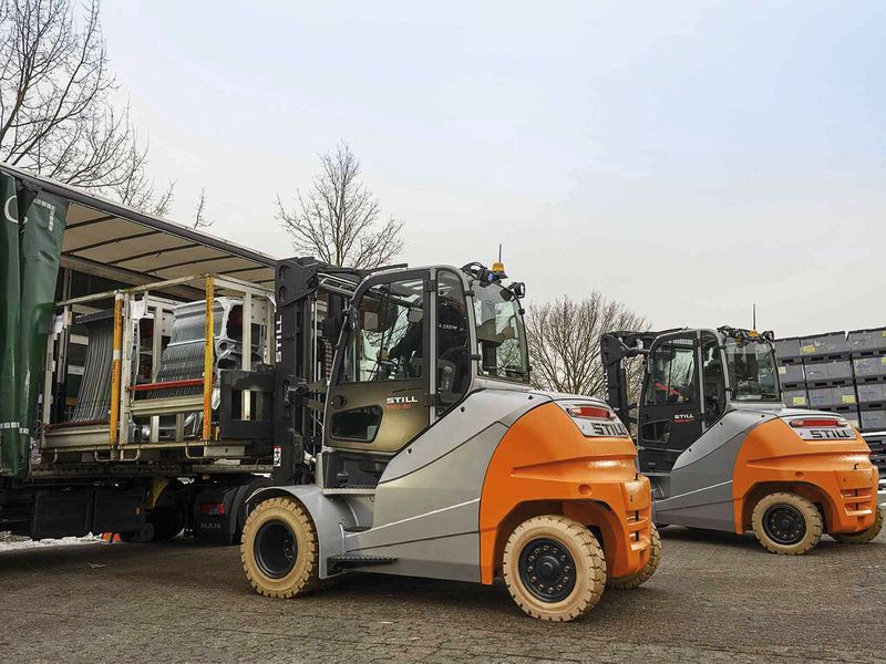 Die bis 17 km/h schnellen Schwerlast-Elektrostapler RX 60-80 von Still eignen sich sowohl für den Innen- als auch für den Außeneinsatz. (Bild: Still)