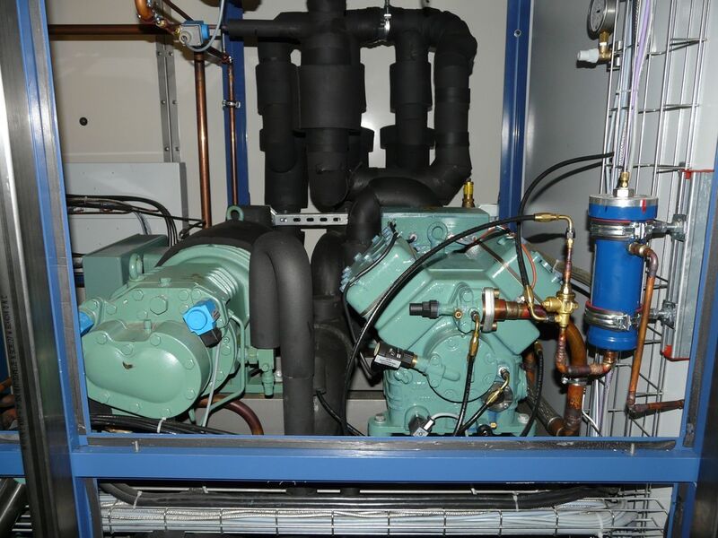 Über die drehzahlgeregelten Kältekompressoren und Pumpen lässt sich die Kälteerzeu- gung an den aktuellen Bedarf anpassen. (Bild: L&R Kältetechnik)
