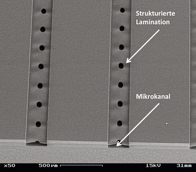 Abb. 6: Ein neuartiges Verfahren für die Lamination von dünnen Polymerschichten auf strukturierten Oberflächen ermöglicht mikrofluidische Biosensoren auf Glas- und Polymerbasis. (HSKA, Prokop)