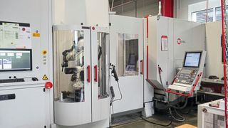 Drei Komponenten – eine Lösung: In einer Bearbeitungsmaschine von Hermle sind ein Roboter von Kuka sowie die Nullpunktspannsysteme 9000 und 5000 von Carl Hirschmann integriert.  (Bild: Carl Hirschmann GmbH)