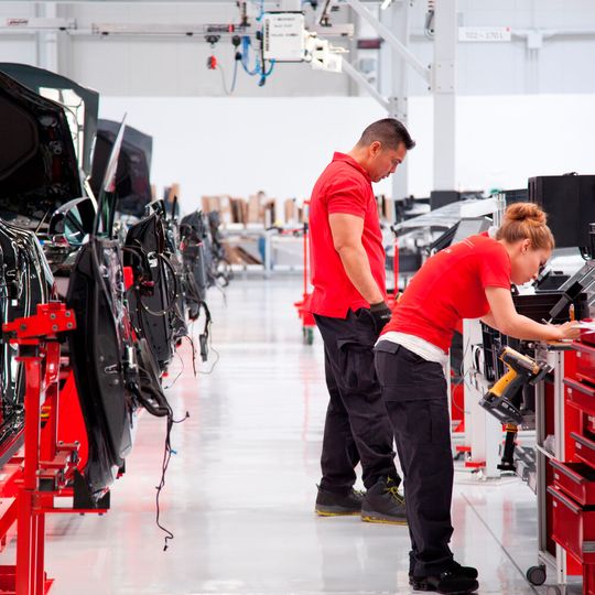 Tesla will die Produktion in Fremont wieder hochfahren.(Bild:  Tesla)