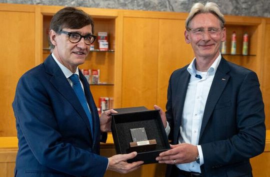 Kataloniens Präsident der Regionalregierung Salvador Illa (l.) und Alexander Bässler, Vorsitzender der Geschäftsführung der Unternehmensgruppe Fischer, weihen das neue Logistikzentrum ein.(Bild:  Fischer)