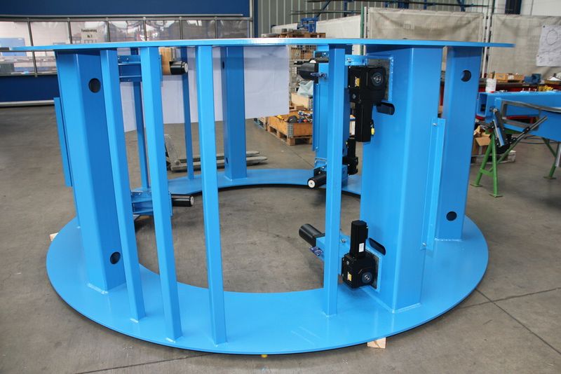 Bereits 1997 hat Kinkele Spiralrohrmaschinen gebaut. Alle blauen Konstruktionsteile sind von Kinkele. Der Auftragsfertiger wäre in der Lage binnen 6 Monate so eine komplette Anlage herzustellen, vorausgesetzt der Kunde hat bereits alles wie beispielsweise Zeichnungen soweit fertig. (Bild: Sonnenberg)