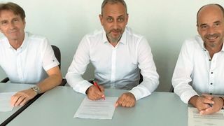 Rolf Sonderegger, CEO der Kistler Gruppe, und die bisherigen Besitzer der Vester Elektronik
GmbH, Ulrich Renger und Thomas Vester, freuen sich über den erfolgreichen Abschluss dieser
Transaktion (v.r.n.l.). (Kistler)