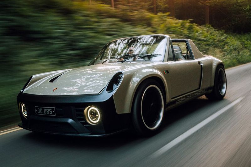 Mit dem Porsche 914 ist das erste Exemplar aus dem Restomod-Programm der englischen Firma Fifteen Eleven Designs nun fertiggestellt.(Bild:  Fifteen Eleven Design)
