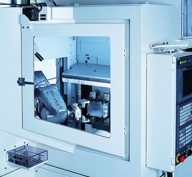 In der Standardausführung mit Roboter und Handlingzone ausgestattet, lässt die J3 i sich um interne Entgratung, Teilereinigung und Hauptzeit-paralleles Rüsten erweitern. Bild: Makino (Archiv: Vogel Business Media)