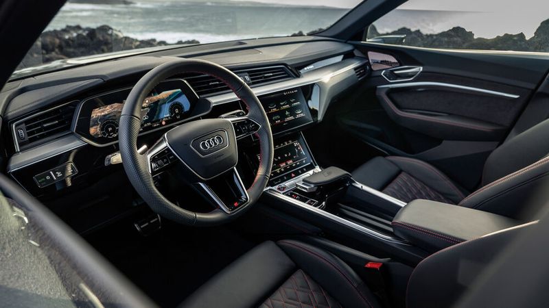 Innen geht es gewohnt edel zu. (Bild: Audi)