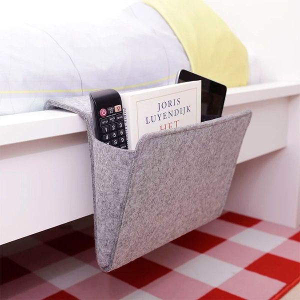 In dieser praktischen Seitentasche für das Bett kann in der Not auch das Homeoffice untergebracht werden. Kostenpunkt: 19,95 Euro bei Radbag. (www.radbag.de)