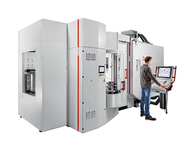 Das Handlingsystem  HS flex mit zwei Speicher­modulen adaptiert an ein 5-Achsen-Bearbeitungszentrum. (Hermle)