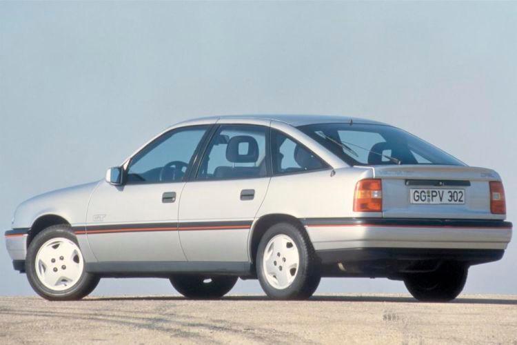 Der Verkaufsstart des Vectra A war am 14. Oktober 1988 als Stufenheck in den Ausstattungen GL, GLS und CD. Im Januar 1989 folgte das Stufenheck mit Allradantrieb und im März 1989 das Fließheck in den Ausstattungen GL und GT. Im September 1992 bekam der Vectra A eine Modellpflege mit neugestalteter Front- und Heckpartie. Erkennungszeichen des neuen Modells sind der geänderte Kühlergrill mit integriertem Opel-Blitz, in Wagenfarbe lackierte Stoßstangen, leicht gewölbte Scheinwerfergläser, die neu gestalteten Rückleuchten sowie die durchgehende Griffleiste an der Heckklappe. (Opel)