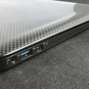 Das Gehäuse des Ultrabooks Carbon Fibre X11 besteht aus einem Aluminiumrahmen und Karbonfaser.