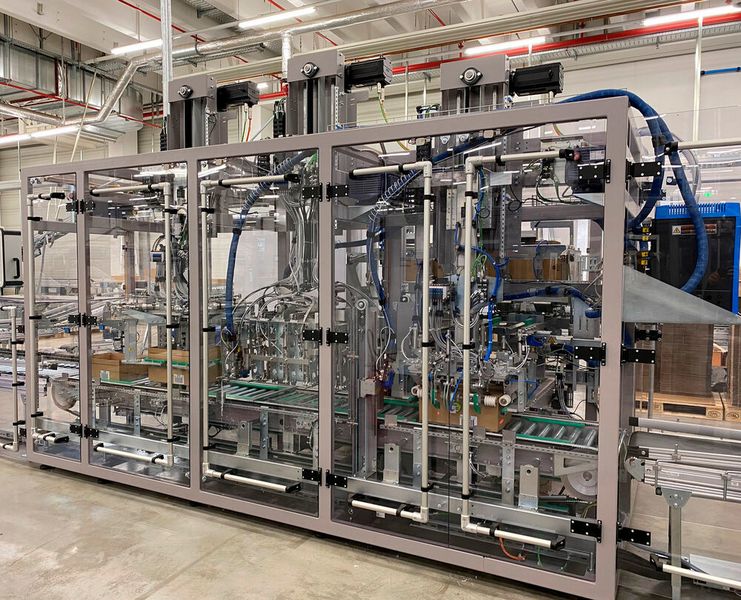 Im bei Printus jetzt grunderneuerten Verpackungsbereich erhöhen neue Kartondeckler mit automatischer Volumenreduzierung die Effizienz im Warenversand und damit auch die Wirtschaftlichkeit. (Printus)