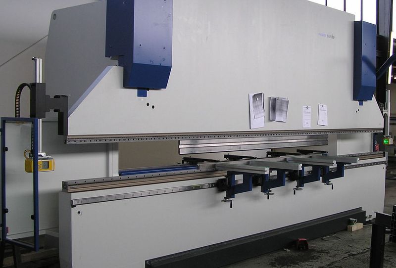 Das Produktivsystem PSS 4000 + PSENvip von Pilz überwacht den gesamten Abkantprozess der Gesenkbiegepresse optisch und ermöglicht so sehr hohe Taktzeiten.  (Bild: Placke)