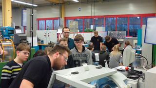 Fasziniert sind die Realschüler aus Ebermannstadt von den Einblicken in die Drehtechnik. Kennametal begeistert jährlich auf seinen MINT-Tagen den Nachwuchs für naturwissenschaftliche Fächer. (Bild: Kennametal)