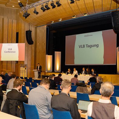 Volle Aufmerksamkeit in der Stadthalle Erding: Zur 110. VLB-Frühjahrstagung diskutierten Braumeister, Techniker und Wissenschaftler drei Tage lang über die Zukunft der Branche – mit Simultanübersetzung und hochkarätigen Referenten aus Praxis und Forschung. (Bild: VLB Berlin/Eva Wiesgrill)