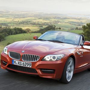 Der Roadster erhält im März 2013 ein neues Scheinwerferdesign, schwungvollere Kiemen sowie neue Farb-Optionen für Karosserie, Hardtop und Innenraum.