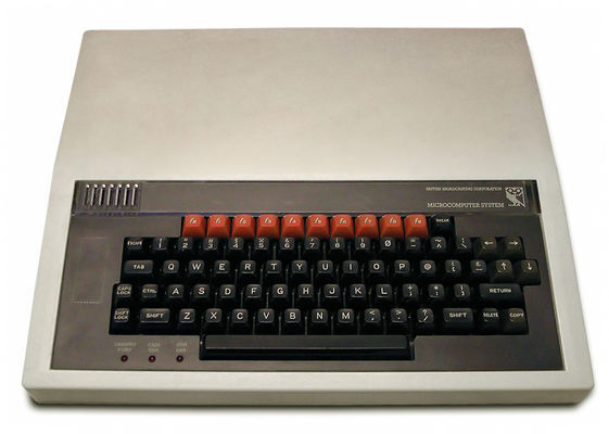 Der Vorläufer des Archimedes: Acorn Computers brachten 1981 den BBC Micro auf den Markt, der in Verbindung mit einem TV-Computerkurs der BBC weite Verbreitung fand. Der RISC-Prozessor ARM (Acorn RISC Machine) wurde zunächst als Koprozessor für diesen Rechner konzipiert. (Bild: gemeinfrei)